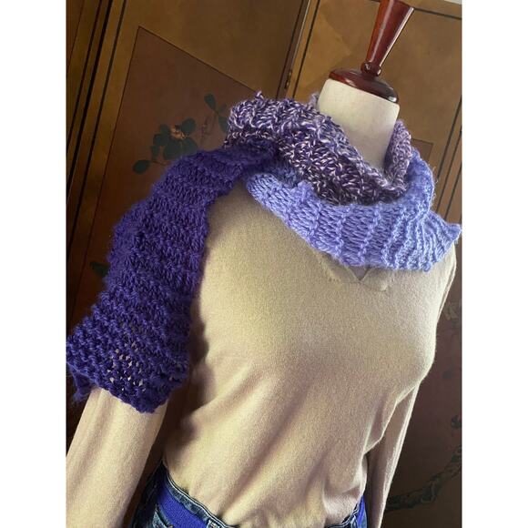 Handmade crochet long scarf with purple ombré effect - Picture 2 of 4